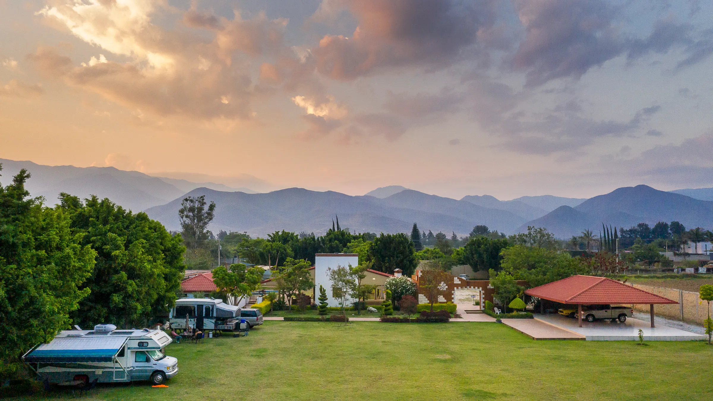 Vista aérea de El Rancho RV Park al atardecer